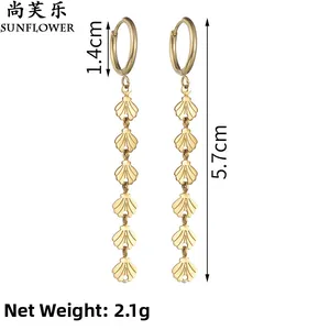 Vue détaillée des boucles d'oreilles à pompons plaquées or 18 carats de 1,4 cm sur 5,7 cm