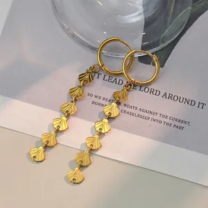 Boucles d'oreilles élégantes à pompons en coquillages dorés 18K avec chaînes