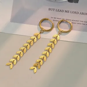 Boucles d'oreilles créoles à pampilles longues plaquées or 18 carats avec chaîne à feuilles