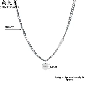 Détail du collier avec pièce en acier titane montrant la gravure Alongy et la maille