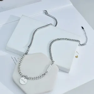 Chic collier en acier titane argenté avec chaîne mixte et pendentif pièce ronde