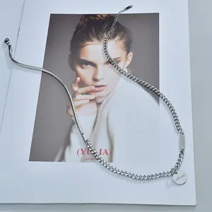 Collier argenté à double chaîne serpent et gourmette avec un pendentif pièce ronde