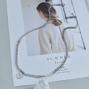 Collier en acier titane avec pendentifs ronds et carrés gravés Alongy au style moderne