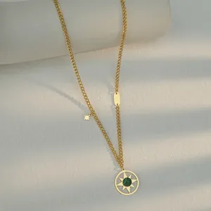 Collier soleil vintage plaqué or 14K avec pierre malachite verte sur fond texturé