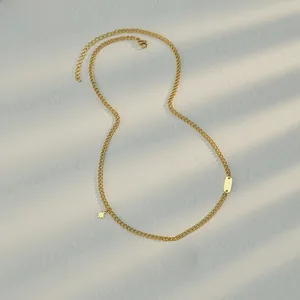Détail du collier céleste plaqué or 14K avec breloque étoile et pendentif malachite verte