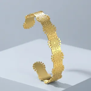 Vintage Stainless Steel Open Bangle For Women Exquisite Snowflake Shape Gold Plated Embossed Retro Light Luxury Jewelry