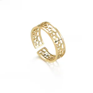 Détail de la bague étoile dorée 18 carats avec largeur de 0,6 cm et poids de 1,5 g