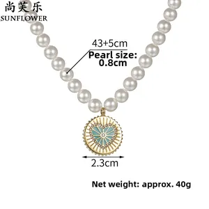 Dettaglio della collana di perle con ciondolo a cuore da 2,3cm e misure di lunghezza