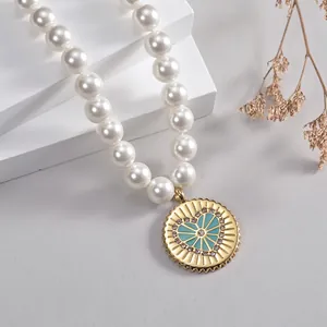 Collana di perle stile francese con ciondolo a medaglione d'oro e cuore blu
