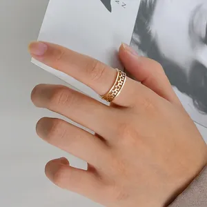 Bague ouverte en acier inoxydable plaqué or 18 carats avec motif d'étoile évidée