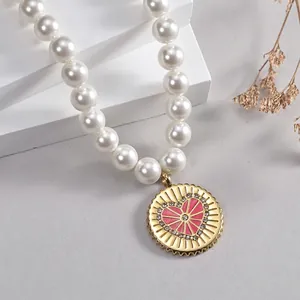 Collana di perle stile francese con ciondolo a cuore dorato e cristalli luminosi