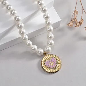 Collana di perle stile francese con ciondolo rotondo dorato e cuore viola raffinato