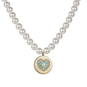 Elegante collana di perle con ciondolo a cuore dorato e dettagli in smalto celeste