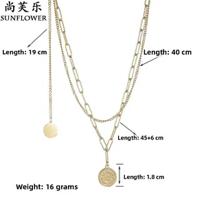 Vue détaillée du collier doré multicouche avec pendentif pièce et mesures des chaînes
