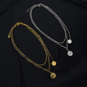 Collier double rang en acier inoxydable avec pendentifs reine et disque sur soie noire