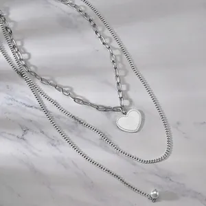 Collier à trois rangs en acier inoxydable avec pendentif cœur et détail de perle