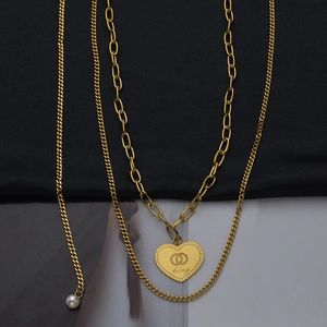 Collier double couche en acier doré avec pendentifs cœur et perle finition 18K