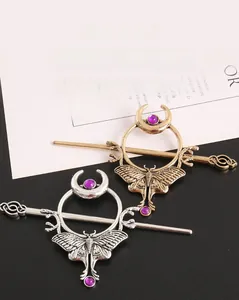 Details von Vintage-Haarnadeln aus Metall mit Motte und Mond-Design mit lila Perlenbesatz