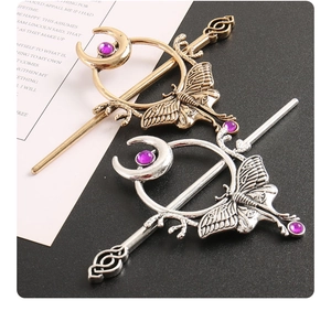 Detailansicht der Vintage Motte und Mond Haarstäbe mit lila Steinen in Gold und Silber