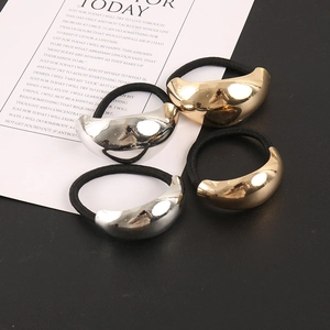 Set mit vier minimalistischen Haarspanngummis in Gold und Silber mit Metallic-Finish