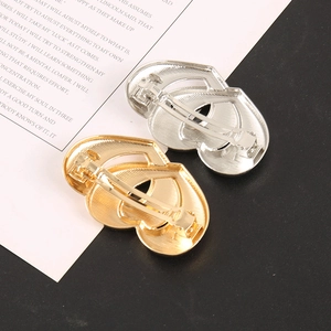 Barrettes cœur dorées et argentées avec texture en relief sur fond bicolore chic