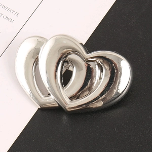 Barrette à cheveux double cœur en argent poli avec un design élégant et évidé