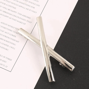 Pince à cheveux minimaliste argentée au fini métallique élégant en croix croisée