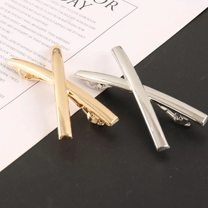 Pinces à cheveux en métal poli or et argent avec design croisé minimaliste et fini miroir