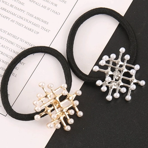 Detail von Haargummis mit Metallnetz und weißen Perlen in Gold und Silber