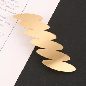 Fermaglio per capelli dorato a onde stile minimalista con finitura opaca elegante