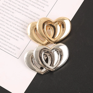 Vue détaillée des accessoires en métal en forme de cœur triple couche, finitions or et argent