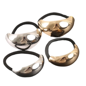 Glänzende Haarband-Set mit silbernen und roségoldenen Metallelementen auf schwarzen Gummis