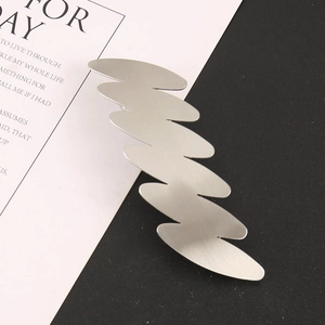 Fermaglio per capelli minimalista argento a forma di onda con finitura spazzolata