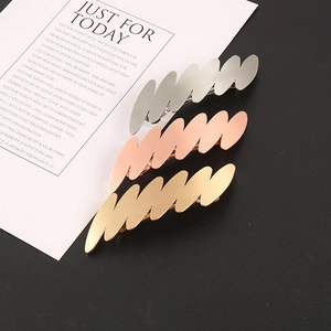 Dettagli dei fermagli per capelli ondulati opachi in oro, argento e oro rosa