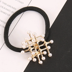 Elastisches Haargummi mit goldenem Schneeflocken-Anhänger und eleganten Perlen