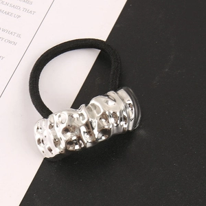 Élastique à cheveux minimaliste avec accessoire géométrique en métal liquide argenté