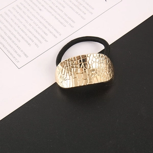 Élastique à cheveux chic avec plaque dorée texturée géométrique et bande élastique noire