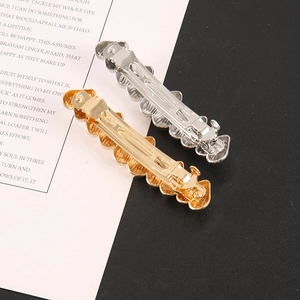 Barrettes à cheveux minimalistes dorées et argentées avec design en métal ondulé