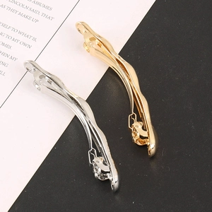 Minimalistische gewellte Haarklammern aus Metall in Gold und Silber im Set für Damen