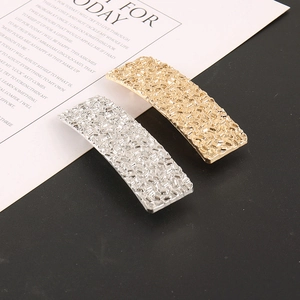 Détail de barrettes dorées et argentées avec texture métallique effet glace pilée