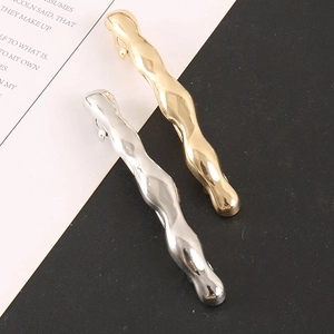 Polierte goldene und silberne Wellen-Haarklammern mit elegantem Metall-Design und Glanzeffekt