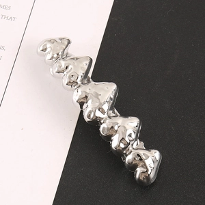 Pince à cheveux minimaliste en métal argenté ondulé avec finition miroir brillant
