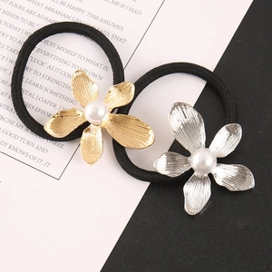 Minimalistische Haargummis mit gold- und silbernen Metallblumen und weißen Perlen