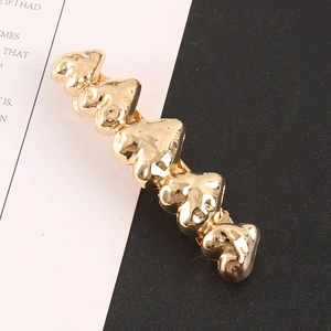 Barrette à cheveux dorée en forme de cœur avec texture martelée pour coiffure femme