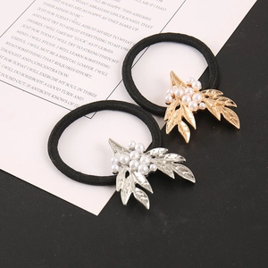 Détail d'élastiques cheveux feuille baroque or et argent avec perles blanches nacrées