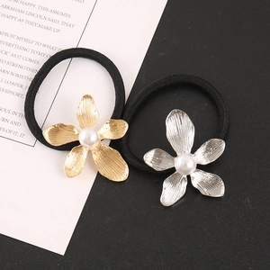 Elegantes Haarband-Set mit metallischen Blumen in Gold und Silber sowie weißen Perlen