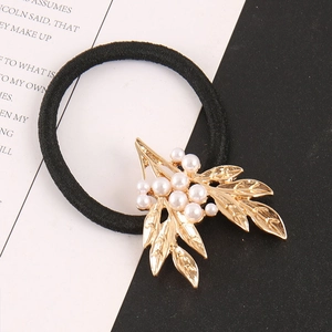 Détail d'un élastique baroque avec feuilles en alliage doré et perles blanches