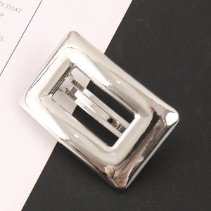 Barrette carrée géométrique en alliage argenté poli avec un design minimaliste élégant