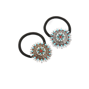 Détail d'élastiques bohèmes avec perles turquoise et motifs rétro en alliage argenté