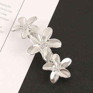 Pince à cheveux fleurie en argent élégante avec trois fleurs et centres texturés